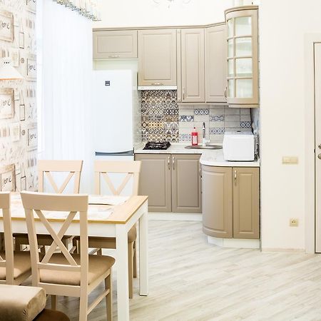 Leogrand Vip Apartments On Udatnogo 4 リヴィウ エクステリア 写真