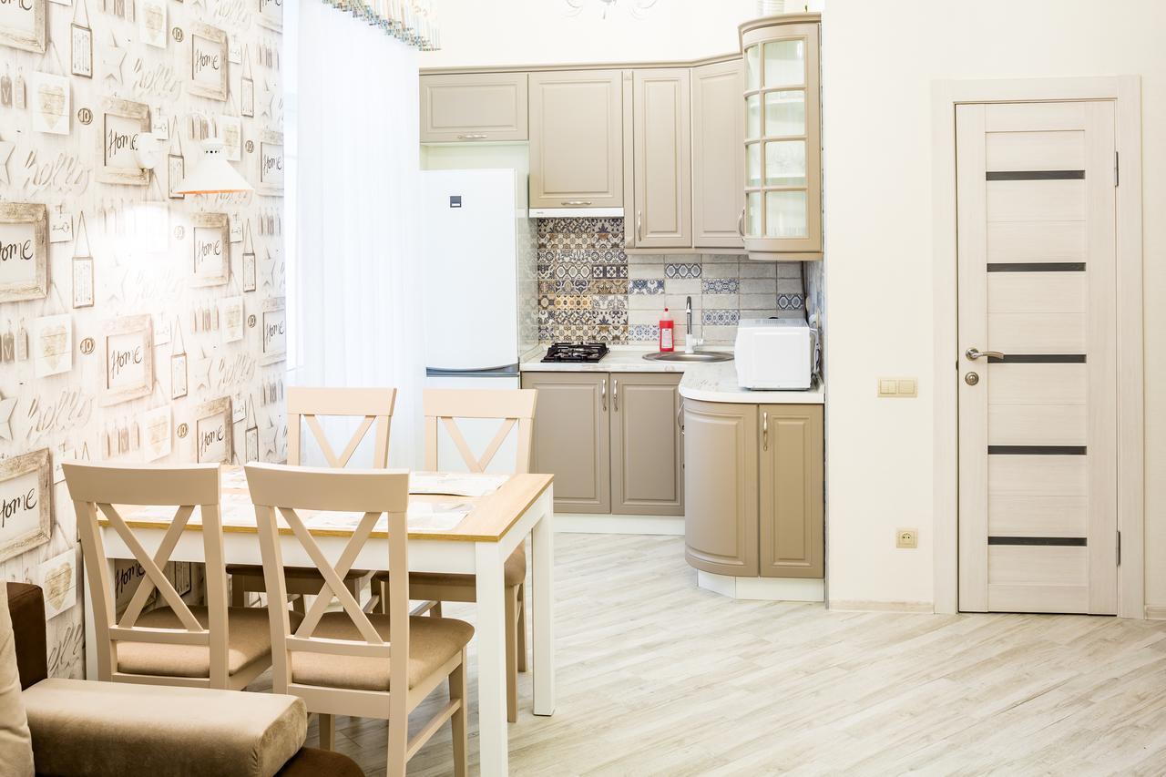 Leogrand Vip Apartments On Udatnogo 4 リヴィウ エクステリア 写真