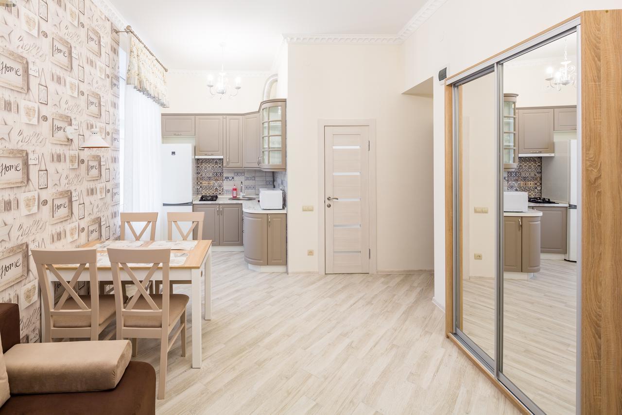 Leogrand Vip Apartments On Udatnogo 4 リヴィウ エクステリア 写真
